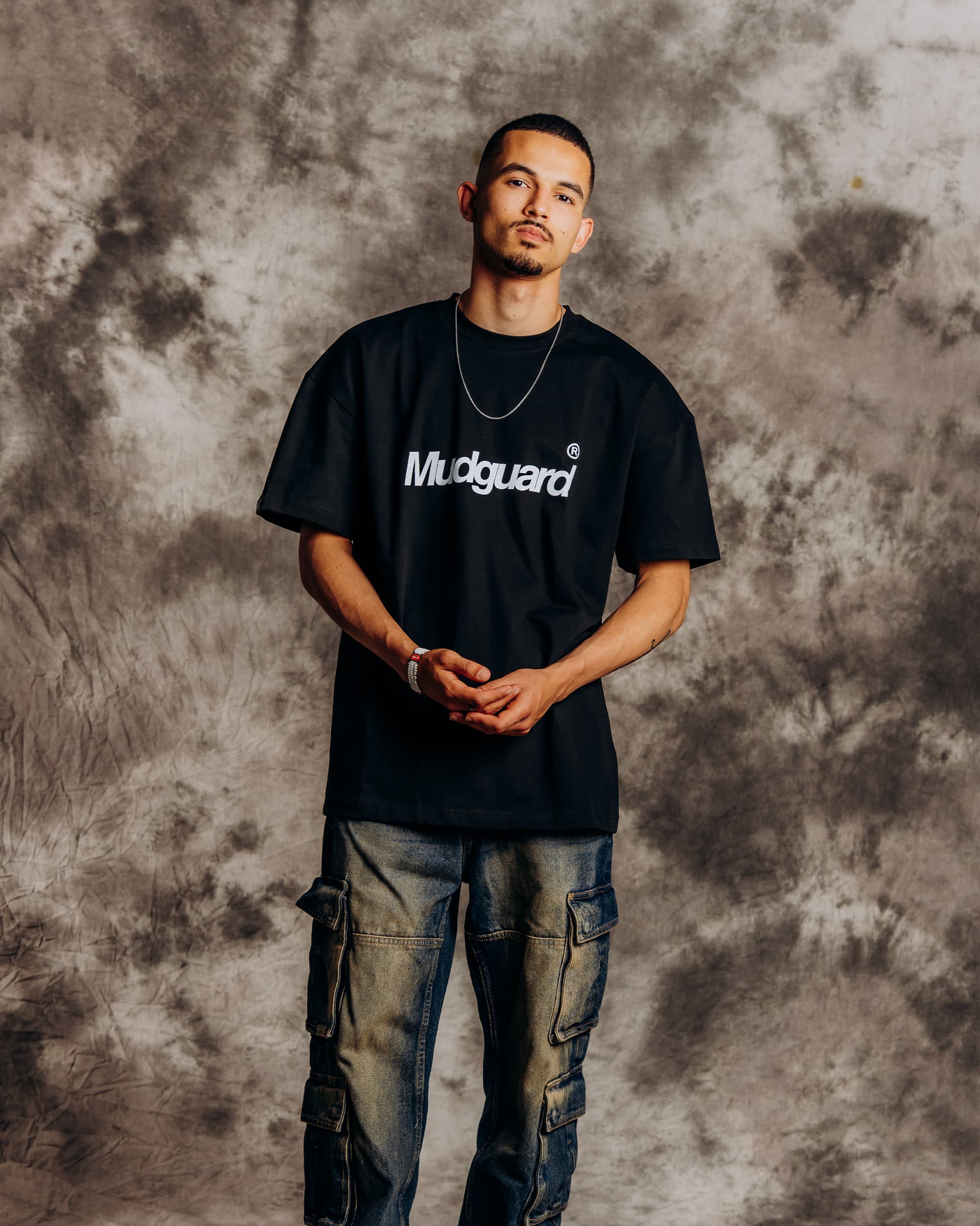 Mudguard Statement Piece Black Tee model front view