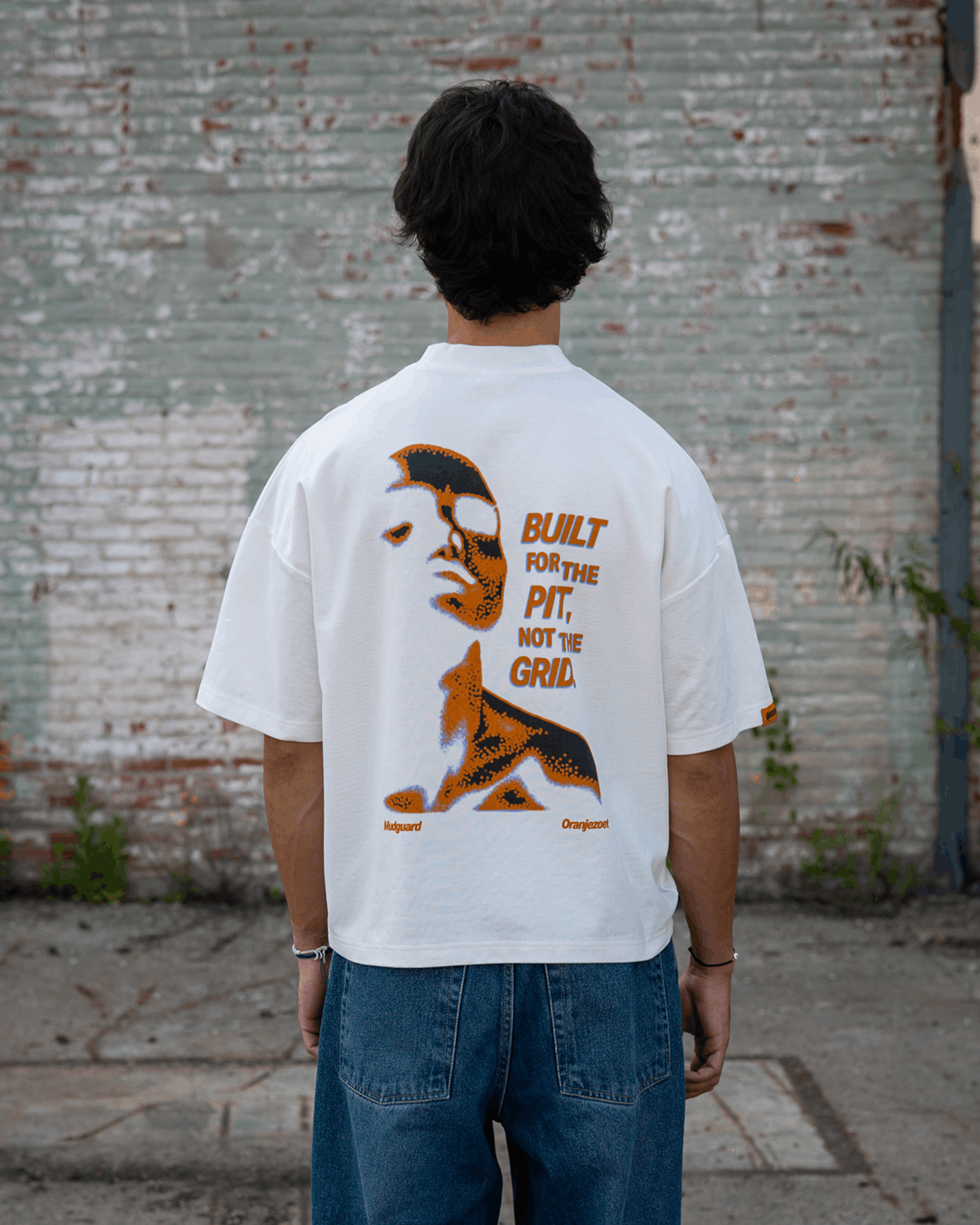 Mudguard x Oranje Zoet x Ploegendienst – BUILT FOR THE PIT Tee-3